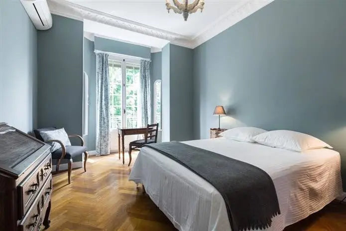 OVAL ROOM BLUE NO. 85