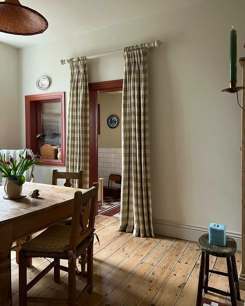 PICTURE GALLERY RED NO. 42